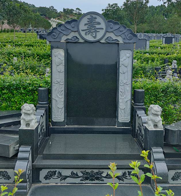 深色石材墓碑实景照片